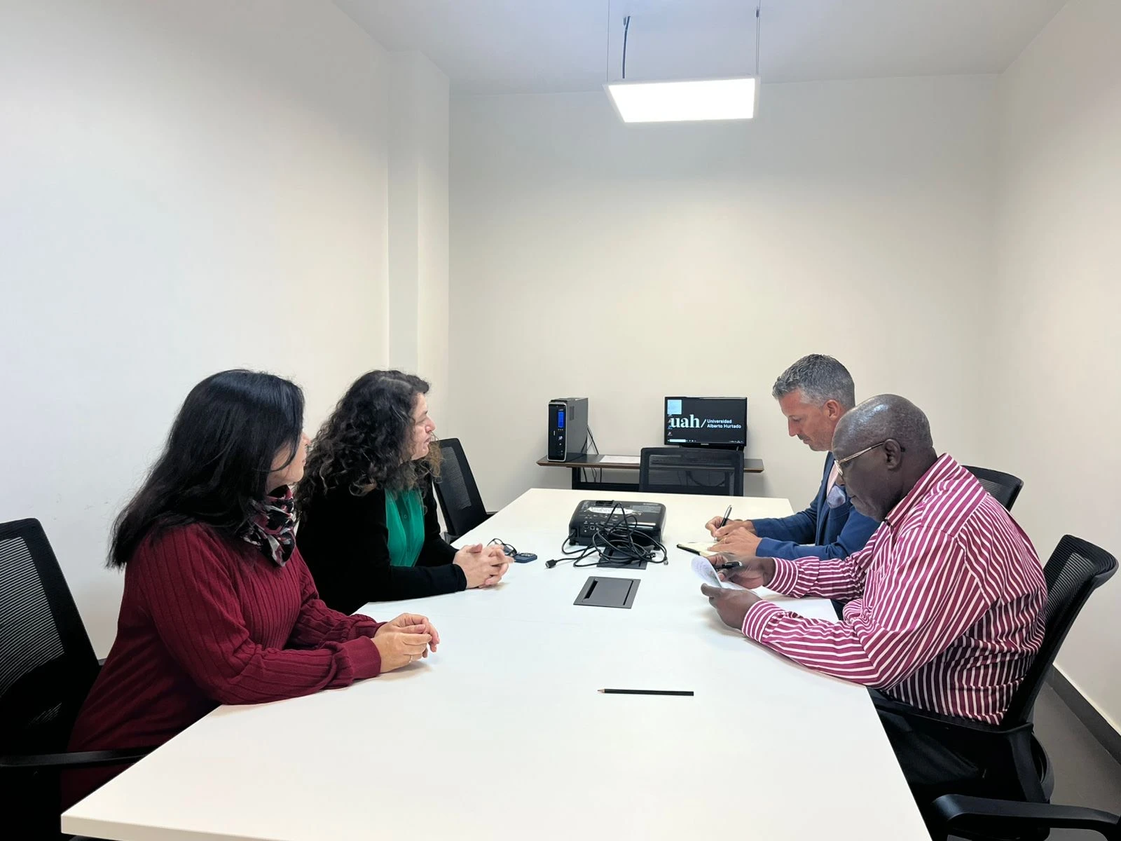 Presidente de INPROITEC en una reunión con la decana de la Facultad de Ingeniería UAH.