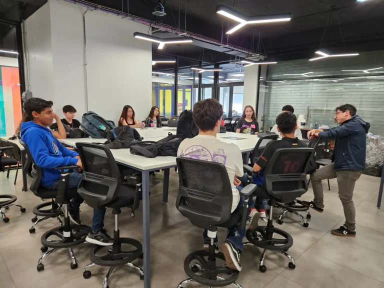 Estudiantes participando en Academia Futuro UAH.