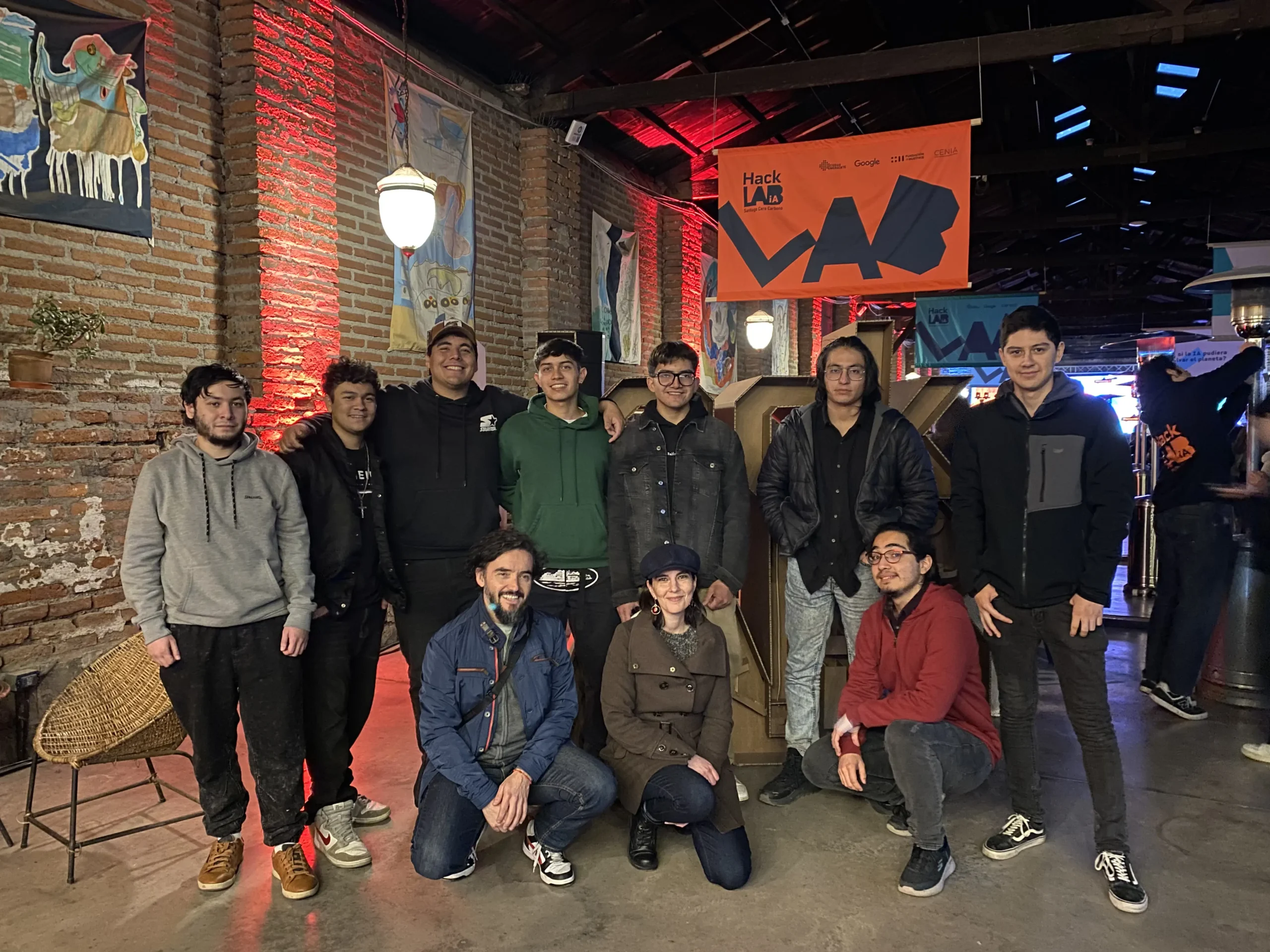 Fotografía de los equipos de la FIN UAH que participaron en la hackathon HackLab IA.