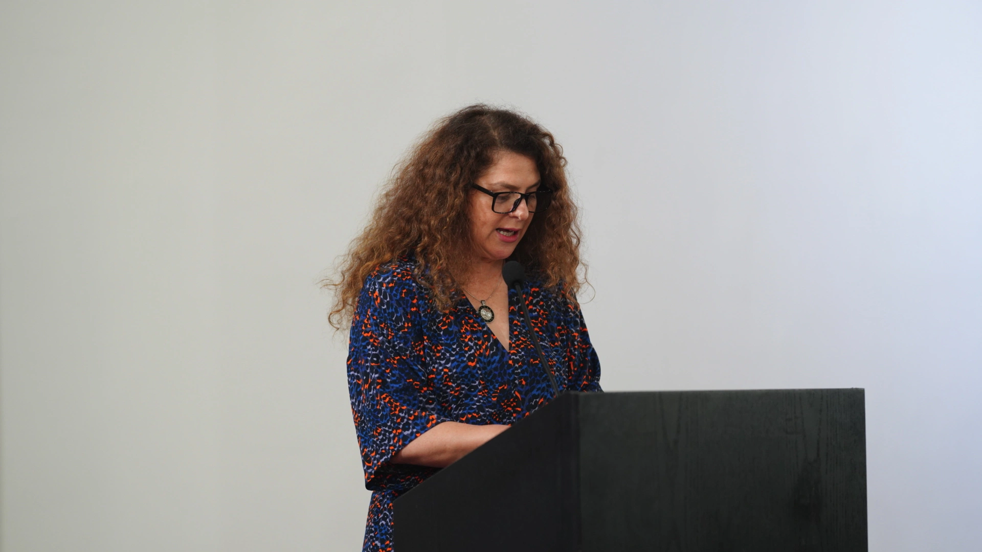 La decana de Ingeniería UAH, Pamela Chávez, dando su discurso de inauguración de la Facultad de Ingeniería UAH.