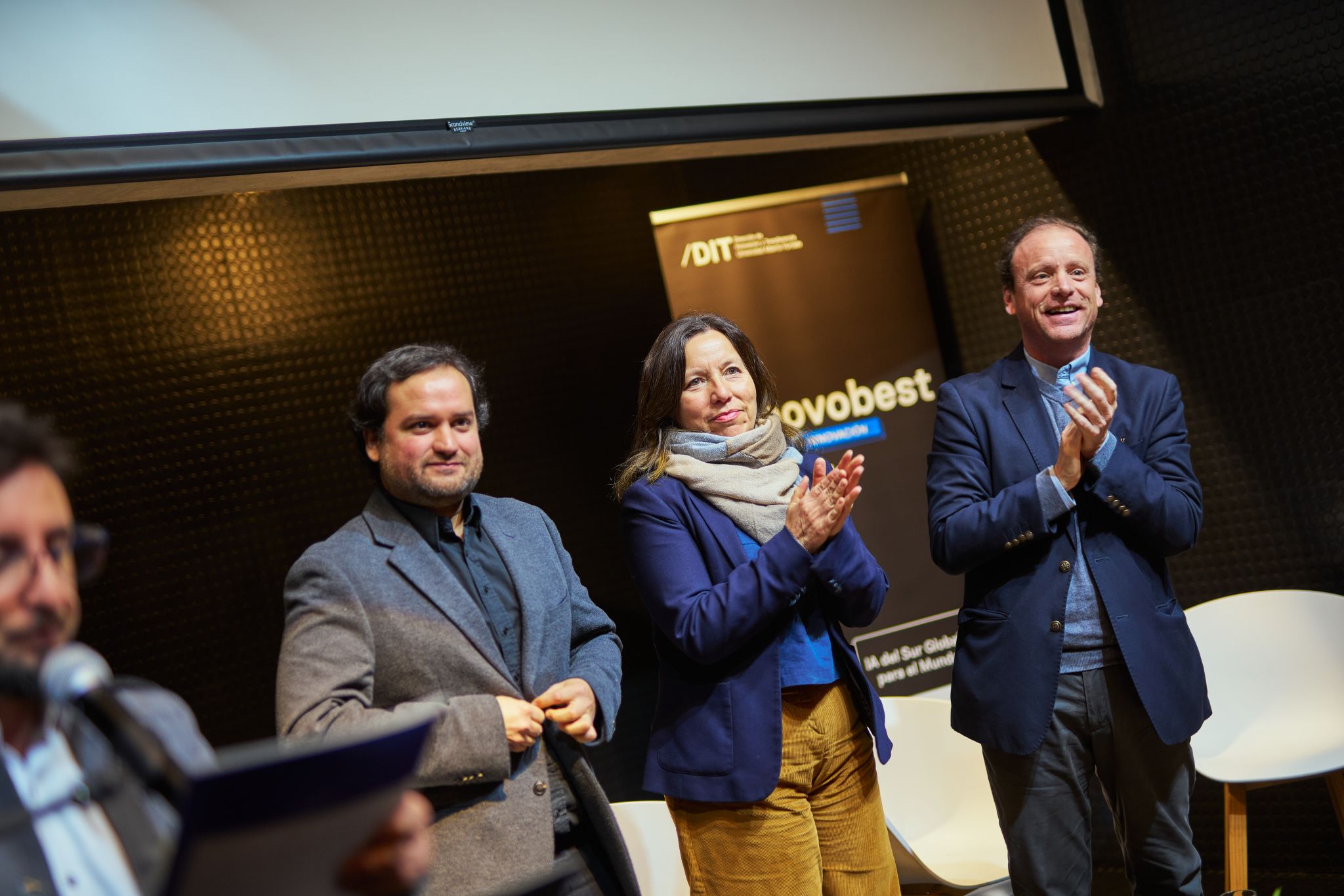 Académicos FIN recibiendo conmemoración por la adjudicación del FIIN 2025. INNOVOBEST UAH.