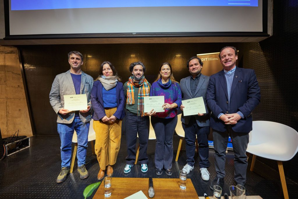 Académicas y académicos UAH ganadores del FIIA 2025, junto al rector Cristián del Campo SJ. INNOVOBEST 2025.