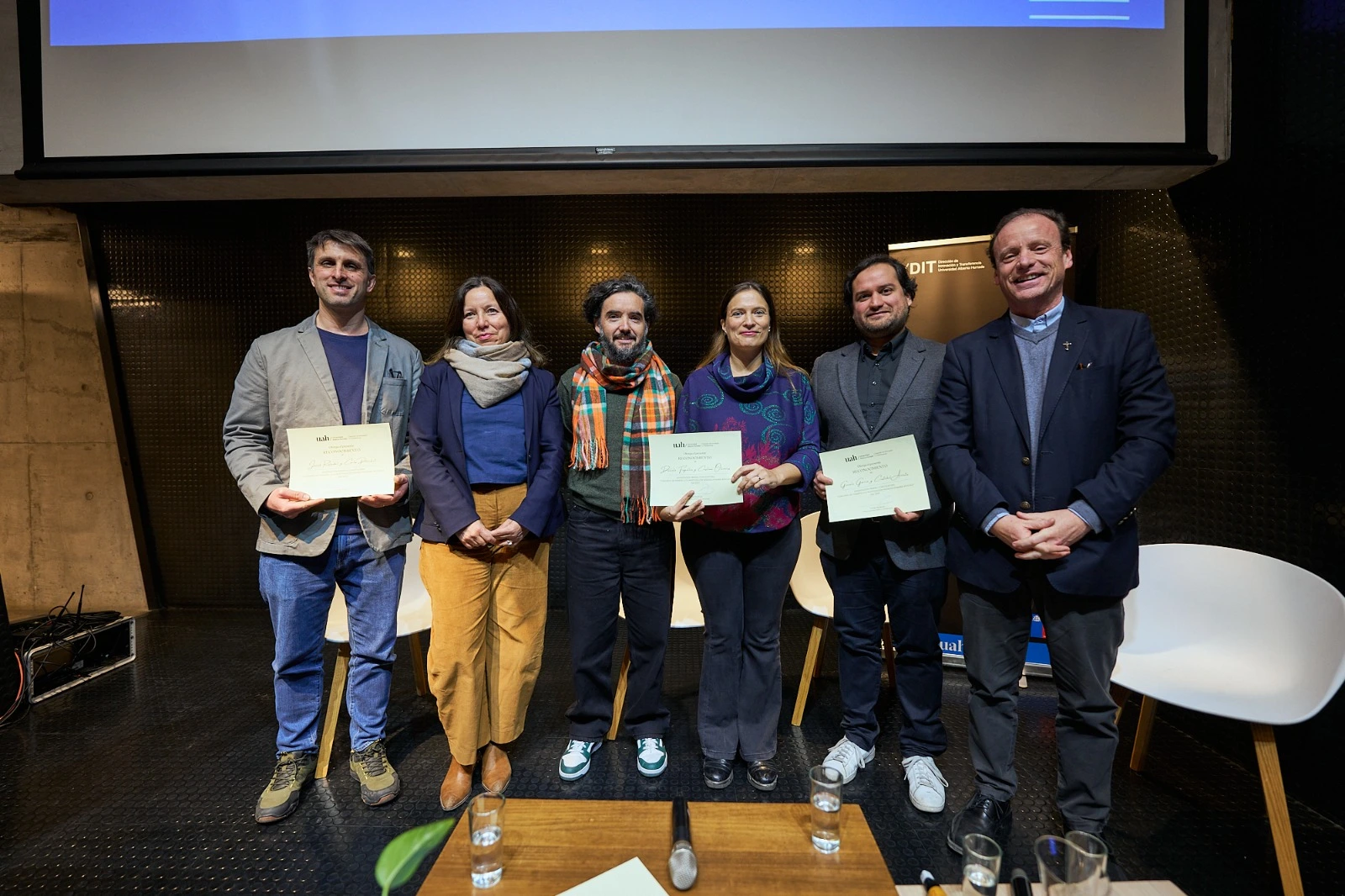 Académicos FIN UAH recibiendo conmemoración por la adjudicación del FIIA 2025 en Innovobest.