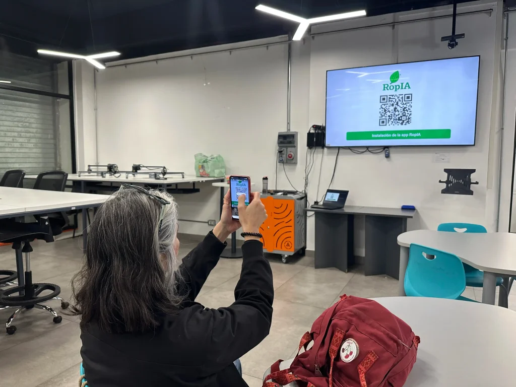 Vecina de Barrio Brasil descargando la app RopIA en el FabLab de la FIN UAH.