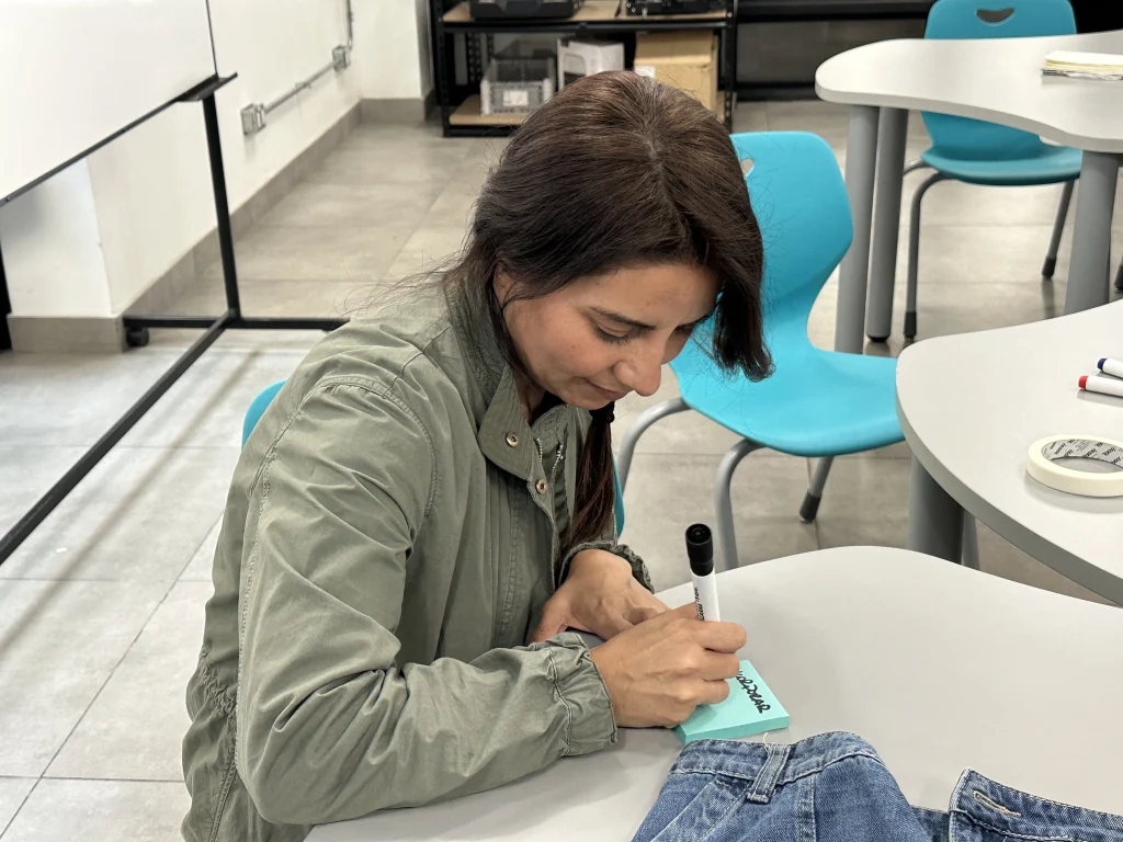 Integrante de la comunidad UAH escribiendo sugerencias para la app RopIA. FabLab UAH.
