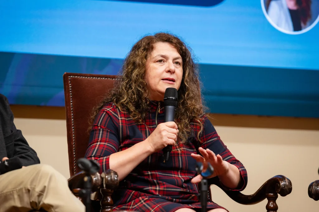 Decana Pamela Chávez en Seminario de la Fundación AEQUALIS PUC.