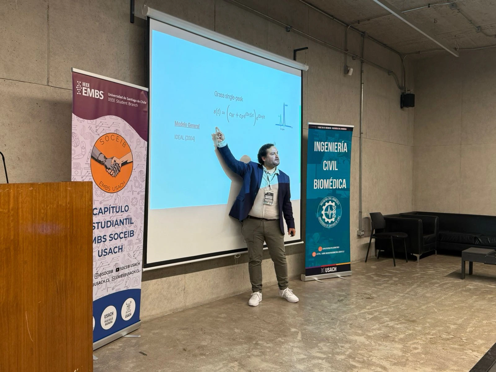 Académico Ingeniería UAH Cristóbal Arrieta dictando su charla en el Seminario Científico EMBS SOCEIB.