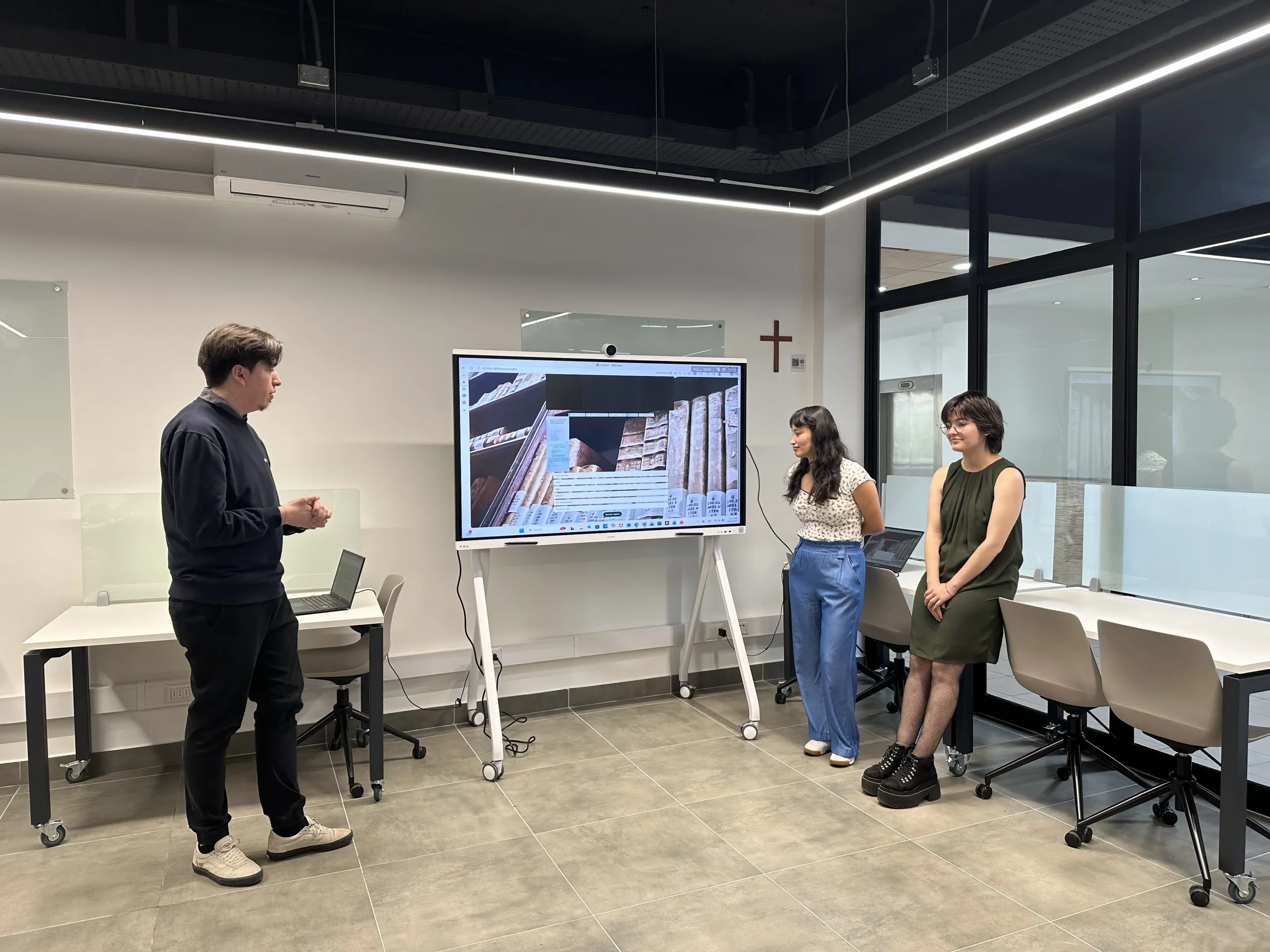 Equipo de Ingeniería Informática presentando su proyecto para la Biblioteca UAH.