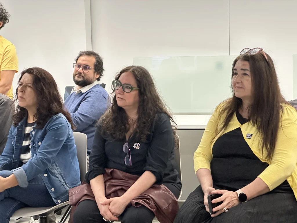 Integrantes de Biblioteca UAH escuchando los proyectos de Ingeniería Informática.