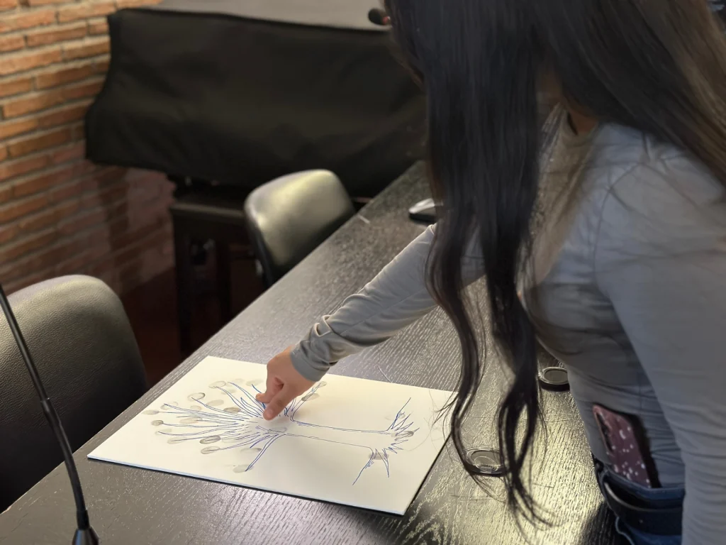 Estudiante dejando su huella en el árbol de la Facultad de Ingeniería UAH.