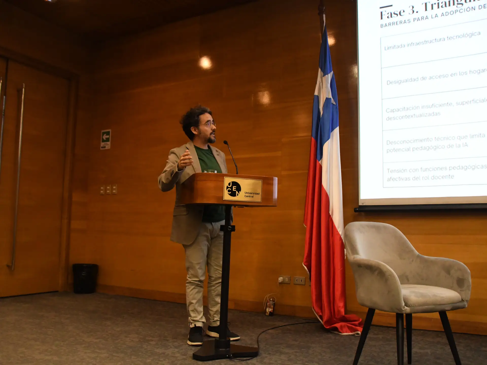 Académico Cristian Olivares presentando los resultados del proyecto Fonide.