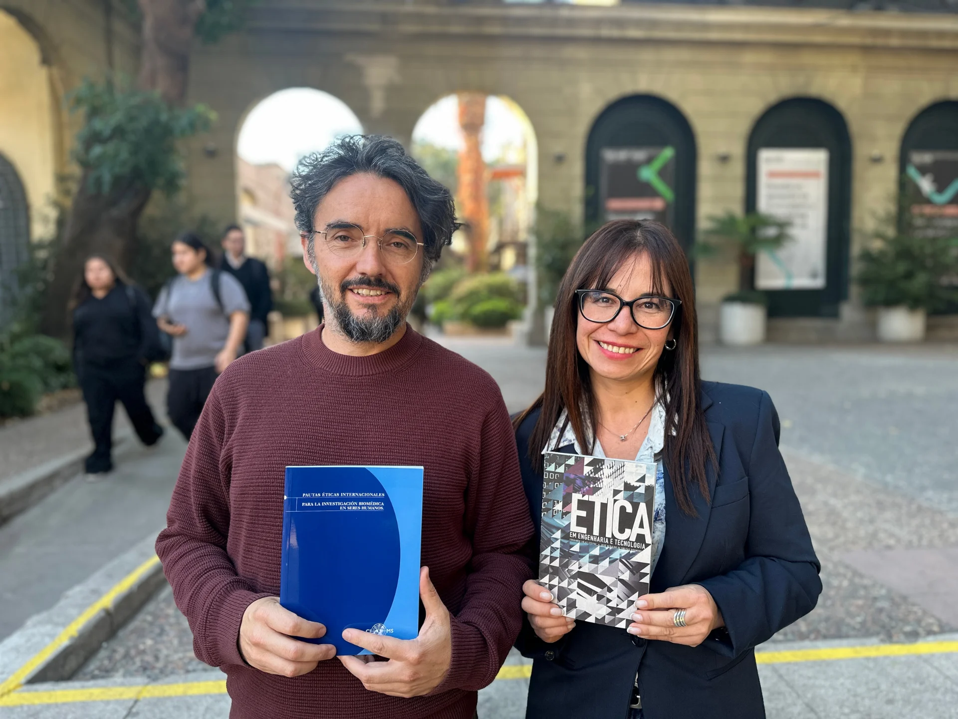 El CISCE dona libros de ética y tecnología a la Facultad de Ingeniería UAH.