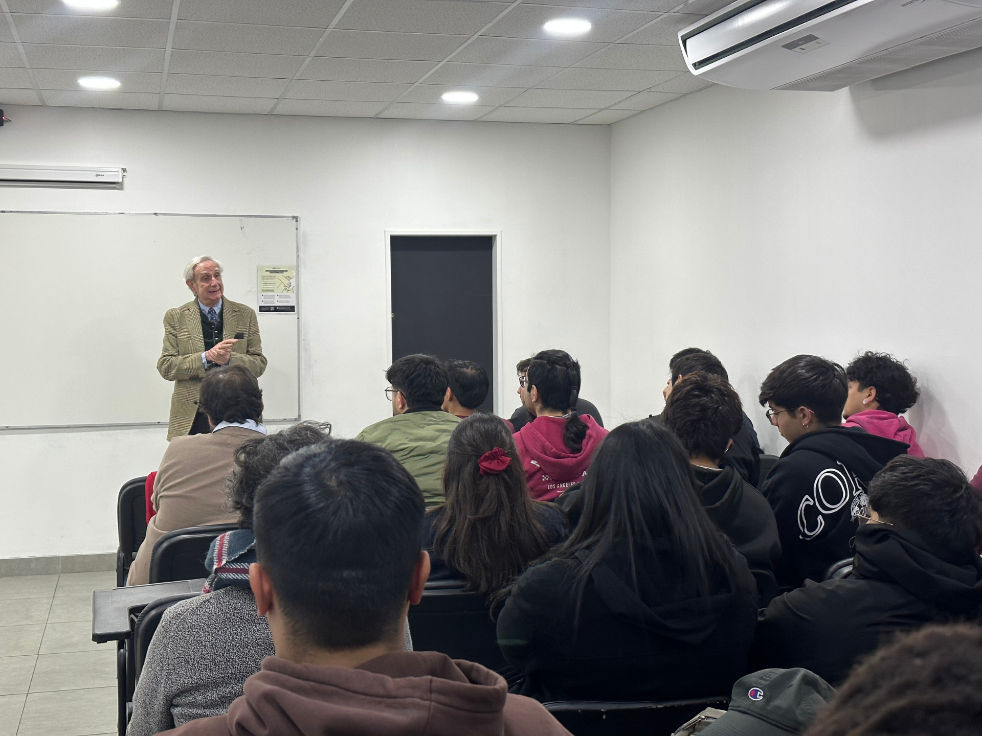 Estudiantes de la Facultad de Ingeniería UAH en clase de Ética de Fernando Lolas.