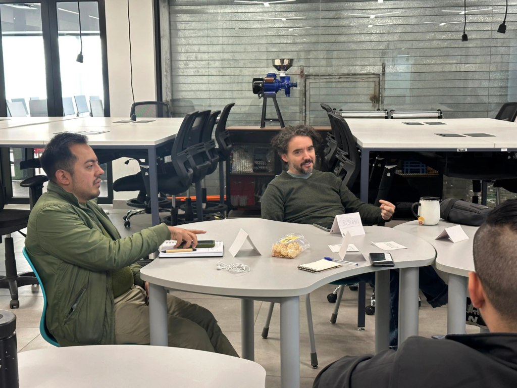 Académico Cristian Olivares en taller de género UAH.