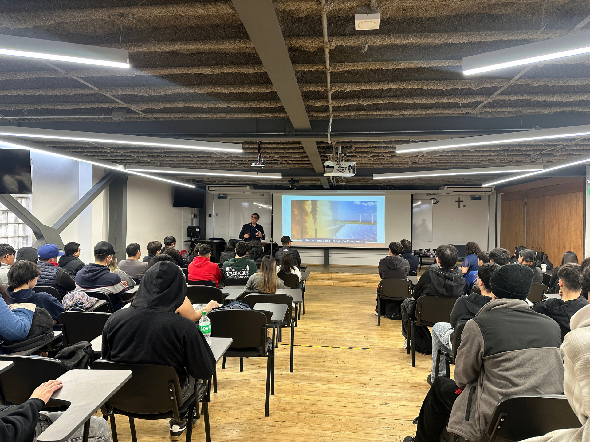 Iván Morán exponiendo en el conversatorio "Conversaciones sostenibles" de la Facultad de Ingeniería, realizado en la Universidad Alberto Hurtado.